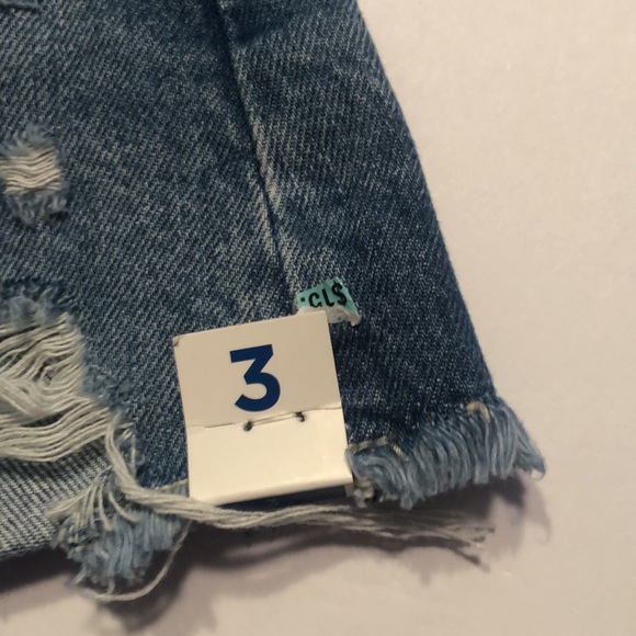 Woman’s distressed hi-rise shorts - Picture 6 of 9